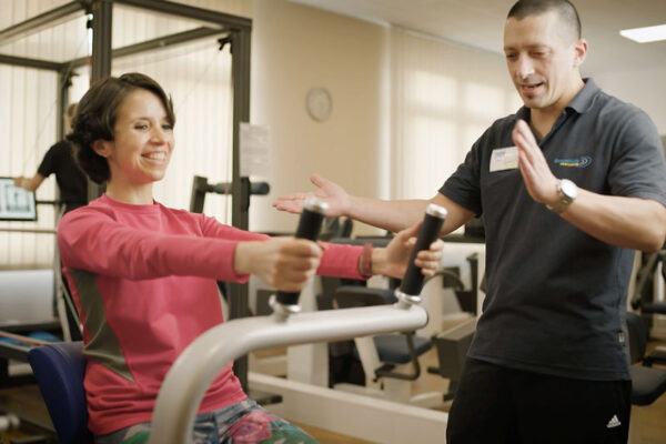 Trainer begleitet das selbstständige Training